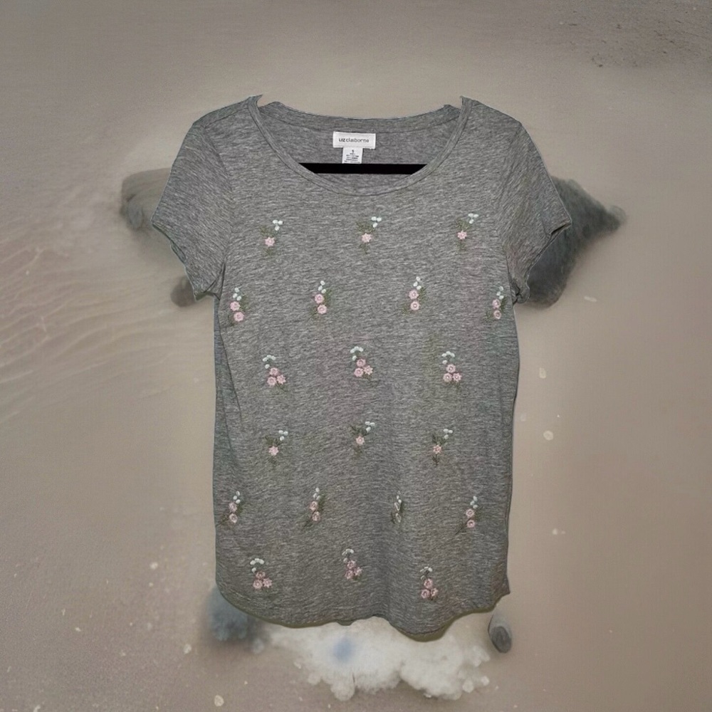 LIZ CLAIBORNE GRAY SHORT SLEEVE FLORAL EMBROIDERED TEE. SIZE SMALL